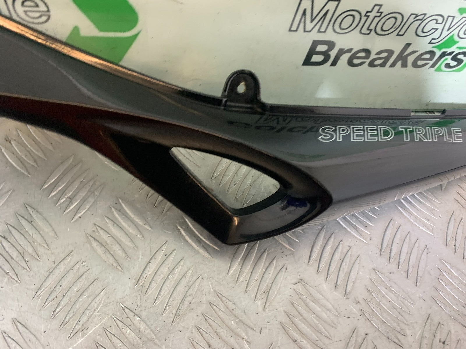 TRIUMPH 1050 SPEED TRIPLE LEFT SEAT PANEL YEAR 2005-2007 (CMB1322)
