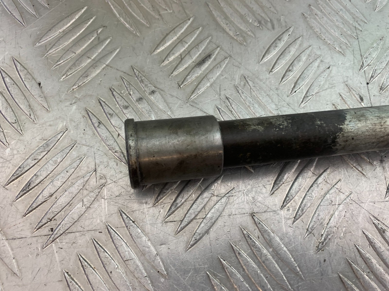 KAWASAKI ZZR1100 D FRONT WHEEL SPINDLE    YEAR 1993-2001 (CMB1289)
