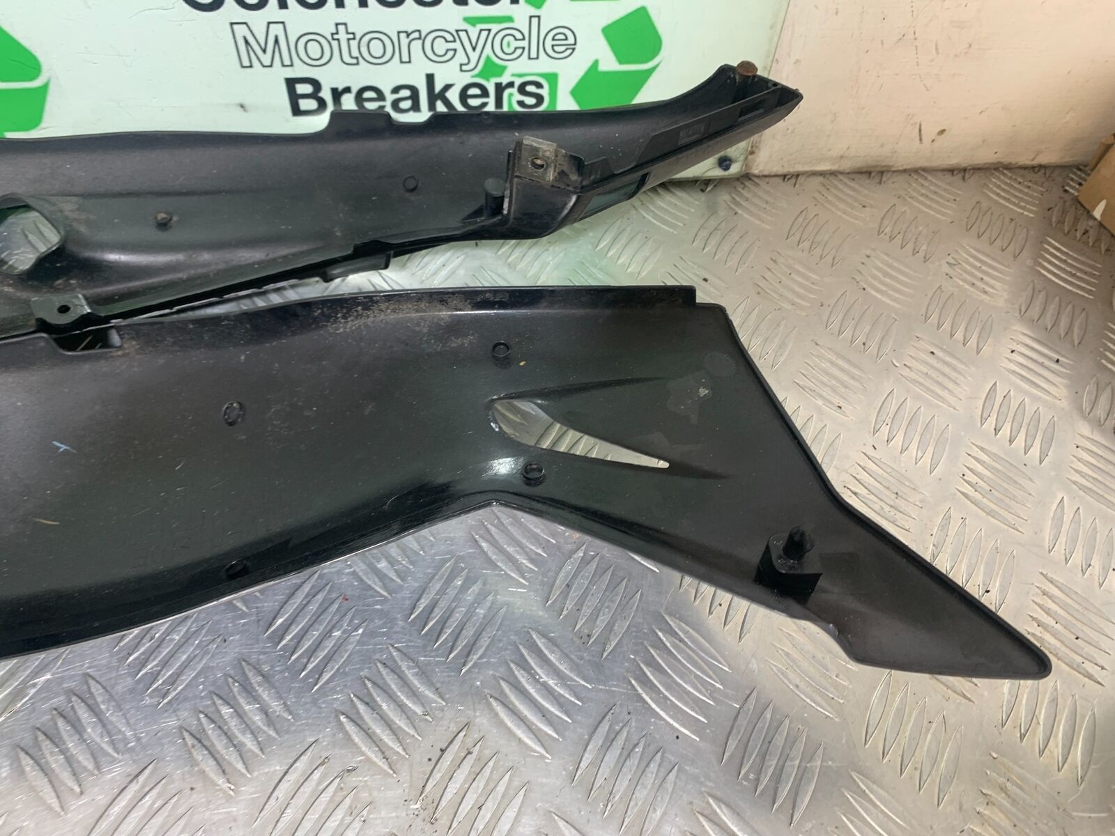 YAMAHA YZF600 YZF 600 THUNDERCAT LEFT & RIGHT SEAT PANELS  1996-2003 (CMB1134)