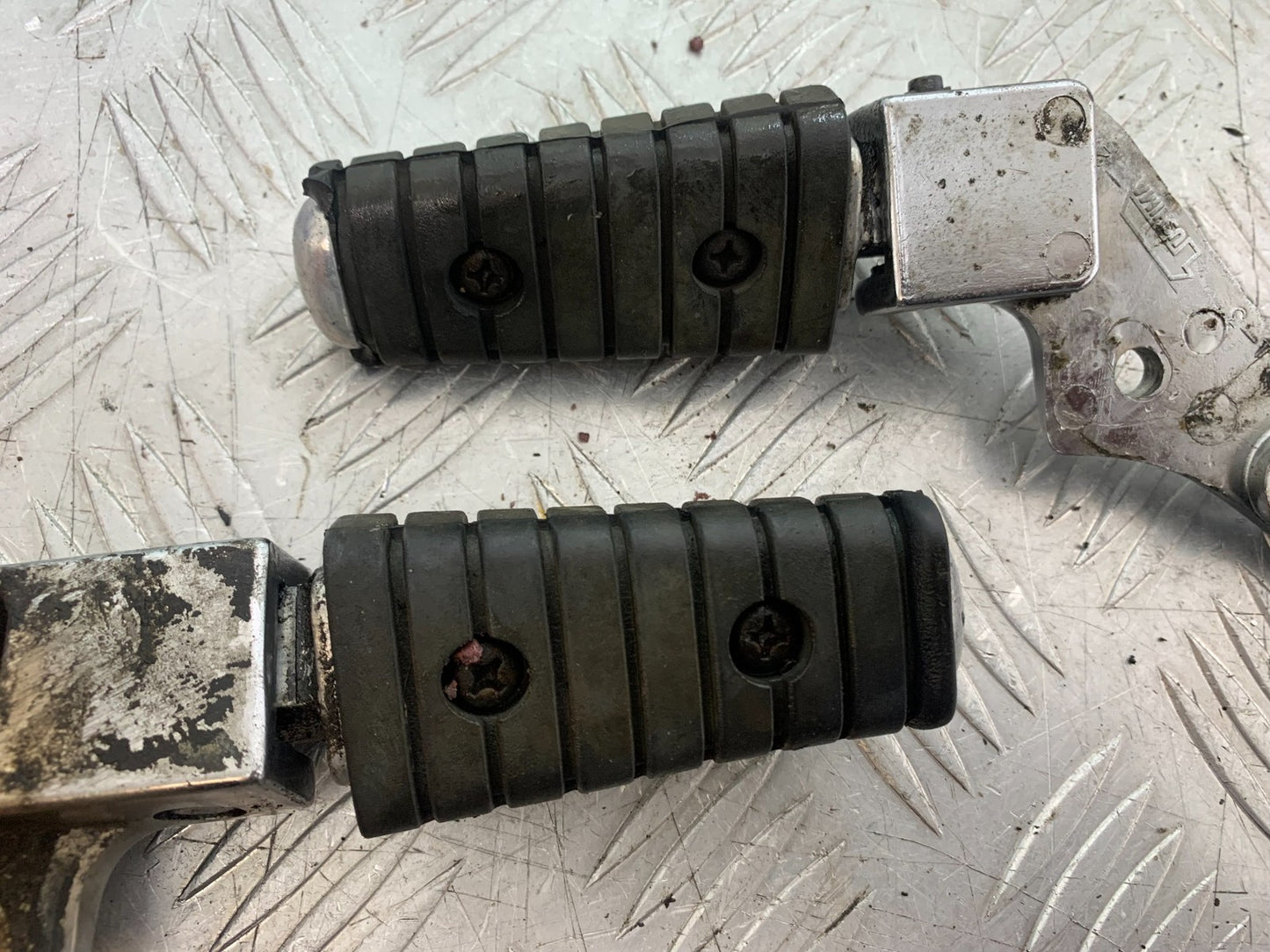 YAMAHA XV1100 XV 1100 VIRAGO REAR HANGERS AND PEGS   1990-1999 (CMB1243)