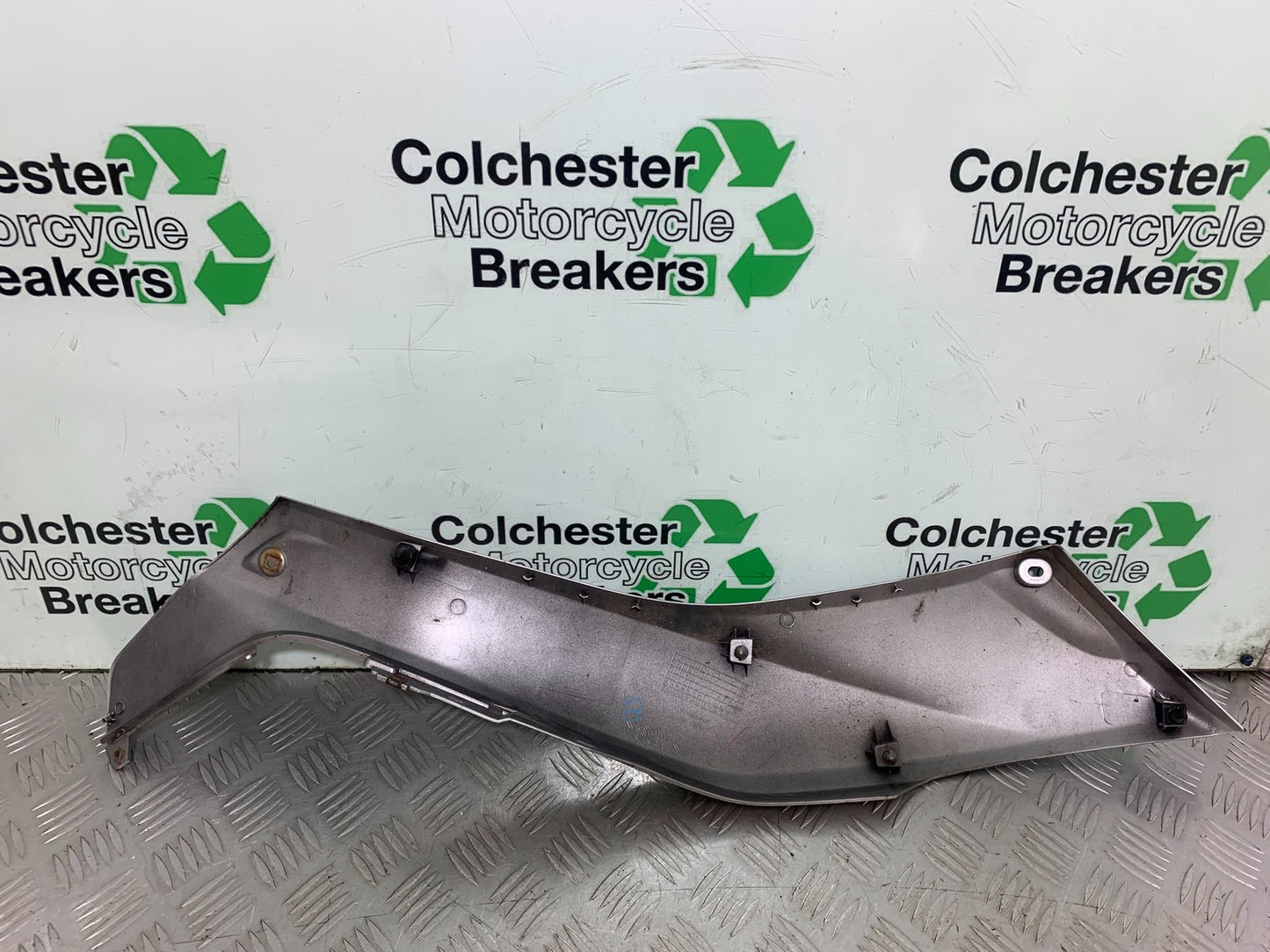 YAMAHA XMAX 300 LEFT SIDE PANEL  YEAR 2017-2020 (CMB1218)