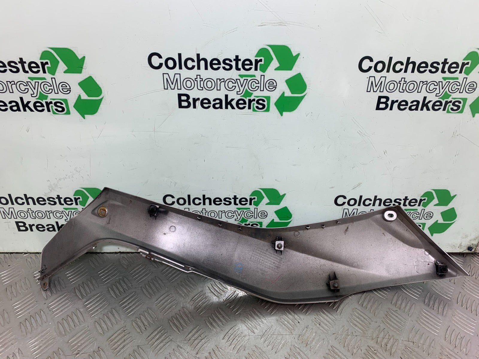 YAMAHA XMAX 300 LEFT SIDE PANEL  YEAR 2017-2020 (CMB1218)