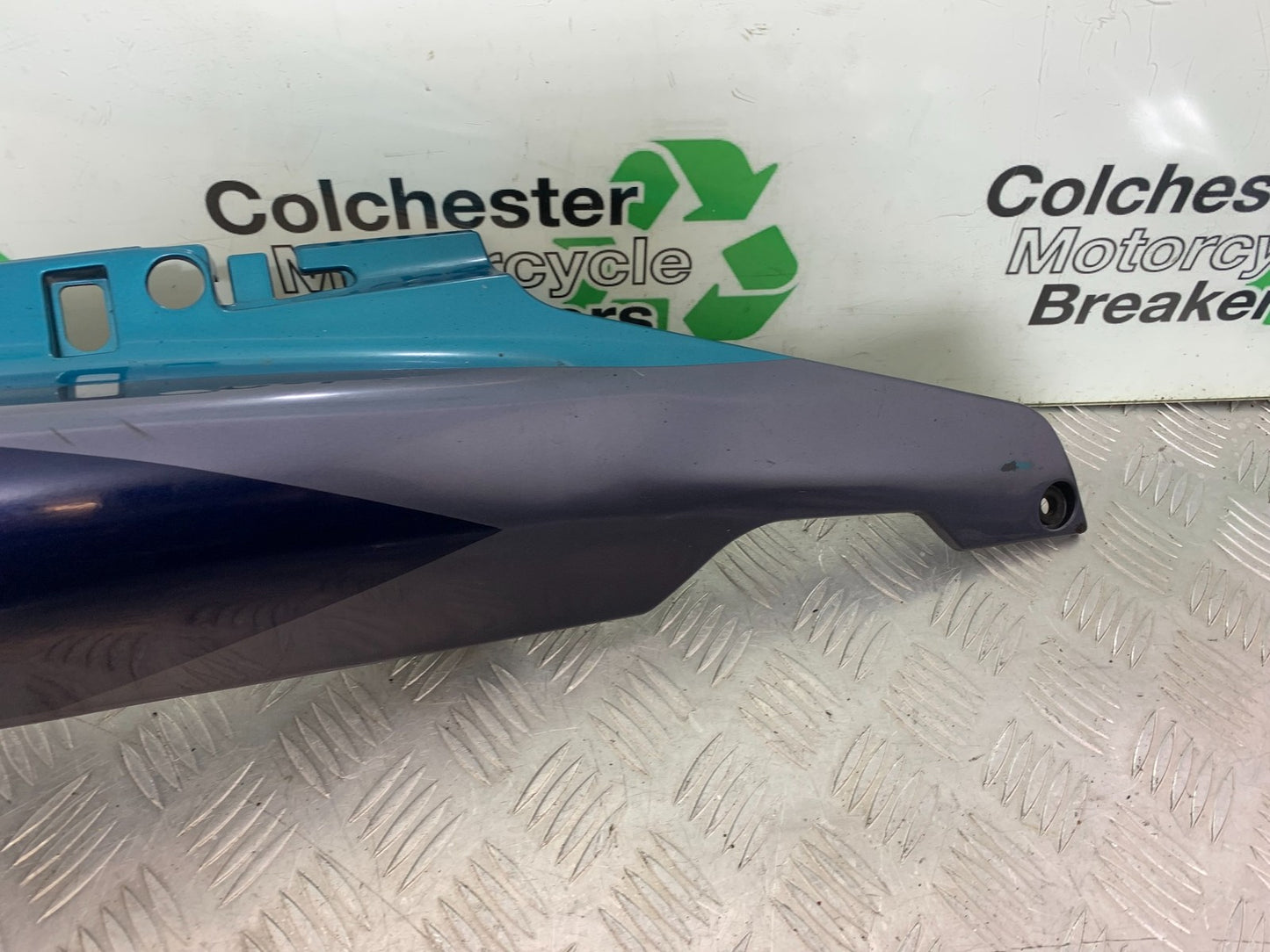 KAWASAKI ZZR1100 D RIGHT SEAT PANEL  YEAR 1993-2001 (CMB1189)
