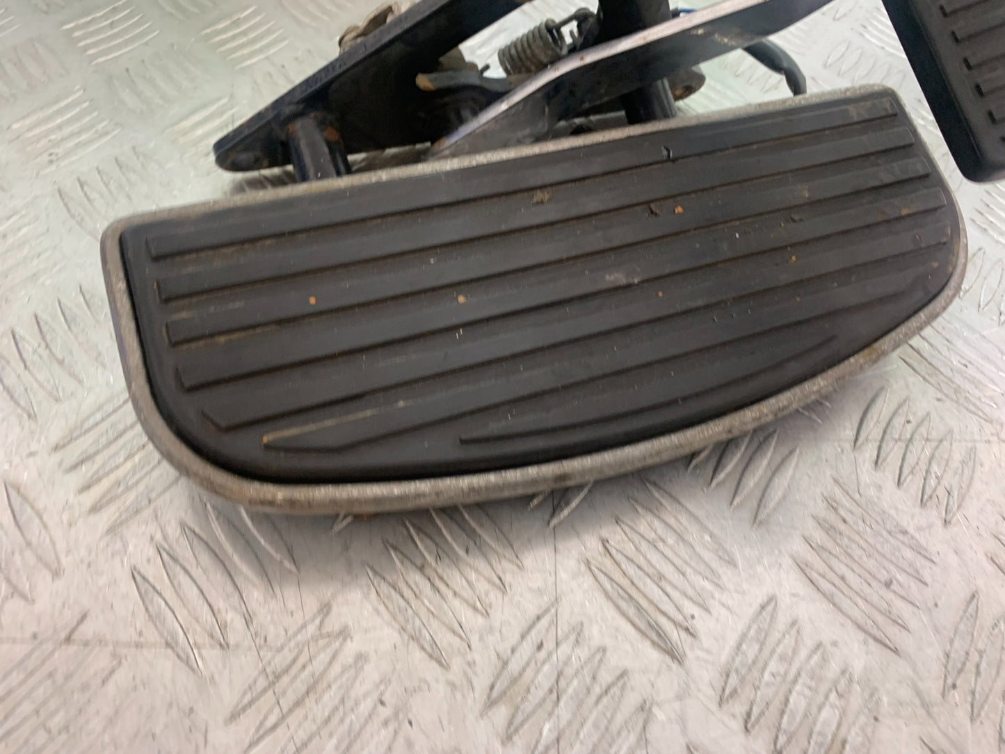 KAWASAKI VN1500 CLASSIC RIGHT FOOTBOARD YEAR 1999 -2006 (CMB1166)