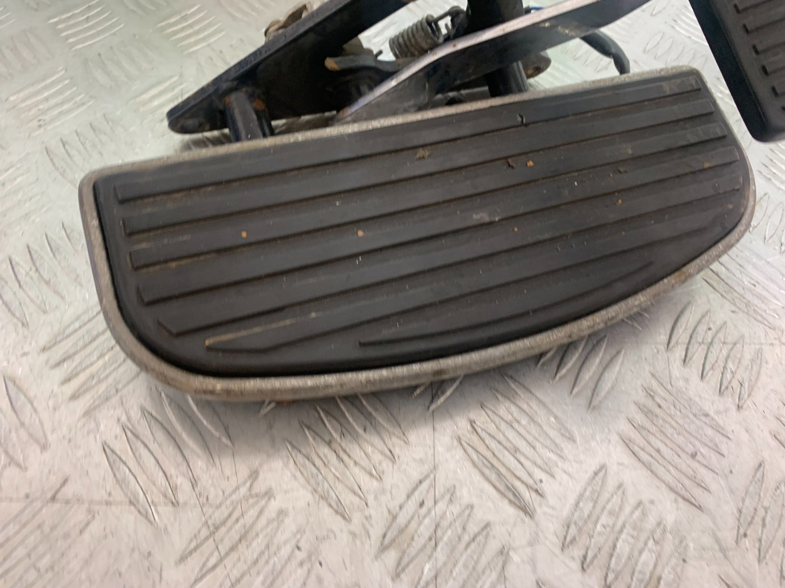 KAWASAKI VN1500 CLASSIC RIGHT FOOTBOARD YEAR 1999 -2006 (CMB1166)