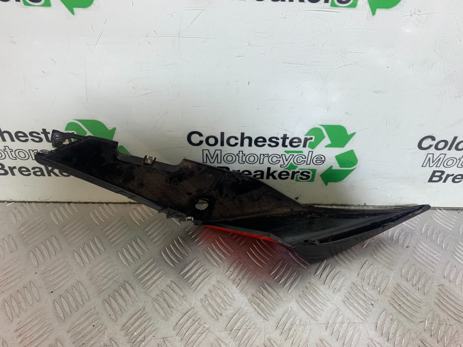 APRILIA RSV4 FACTORY LEFT SEAT PANEL  YEAR 2009-2012 (CMB1224)