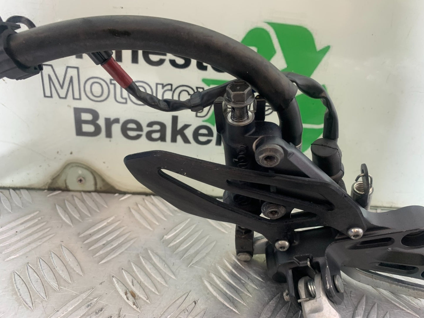 YAMAHA YZF R7 FRONT RIGHT HANGER PEDAL AND PEG  YEAR 2022-2025 (CMB1255)