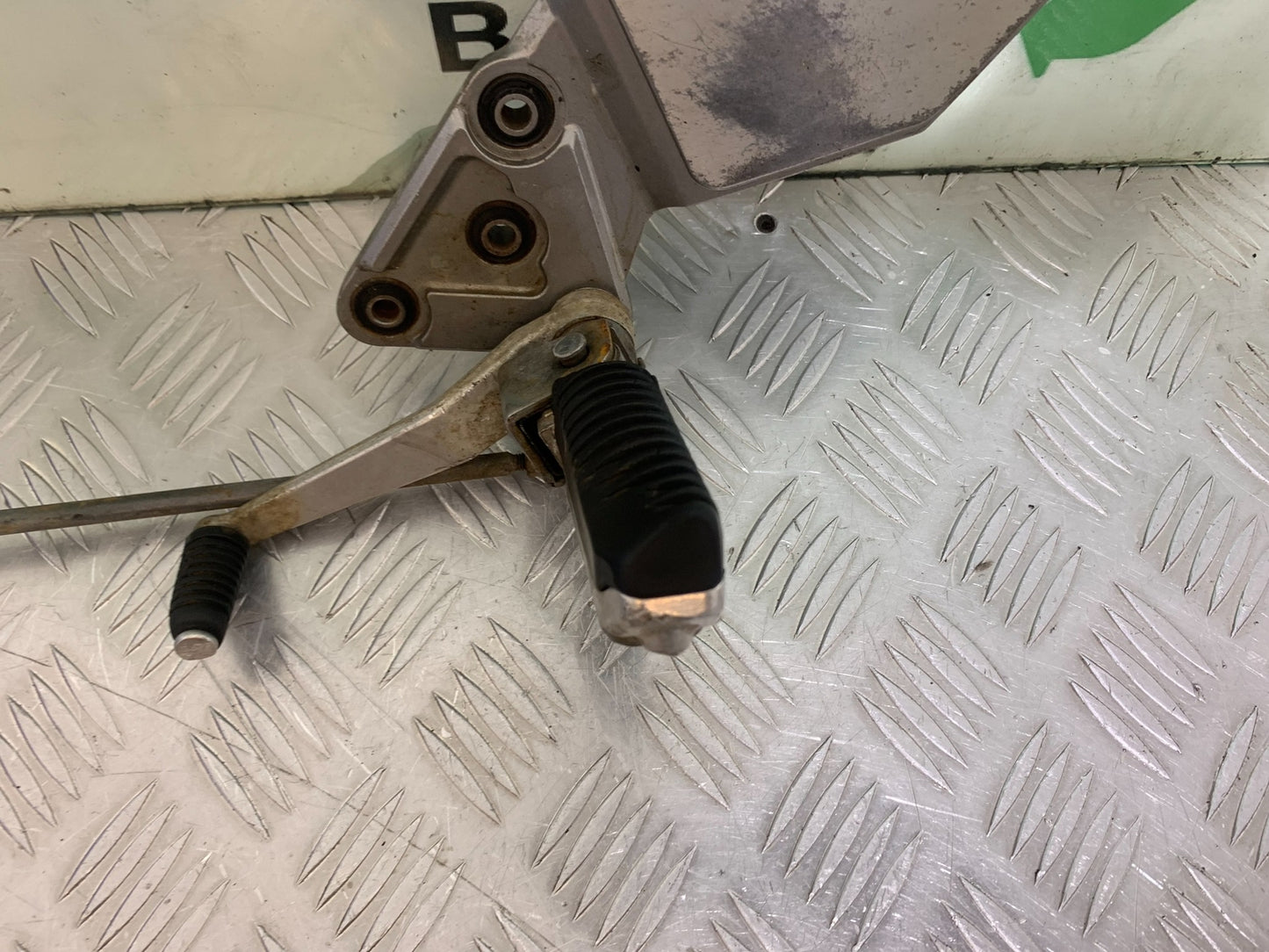 SUZUKI GSF1200  GSF 1200 BANDIT FRONT LEFT HANGER  YEAR 1997-2000 (CMB1149)