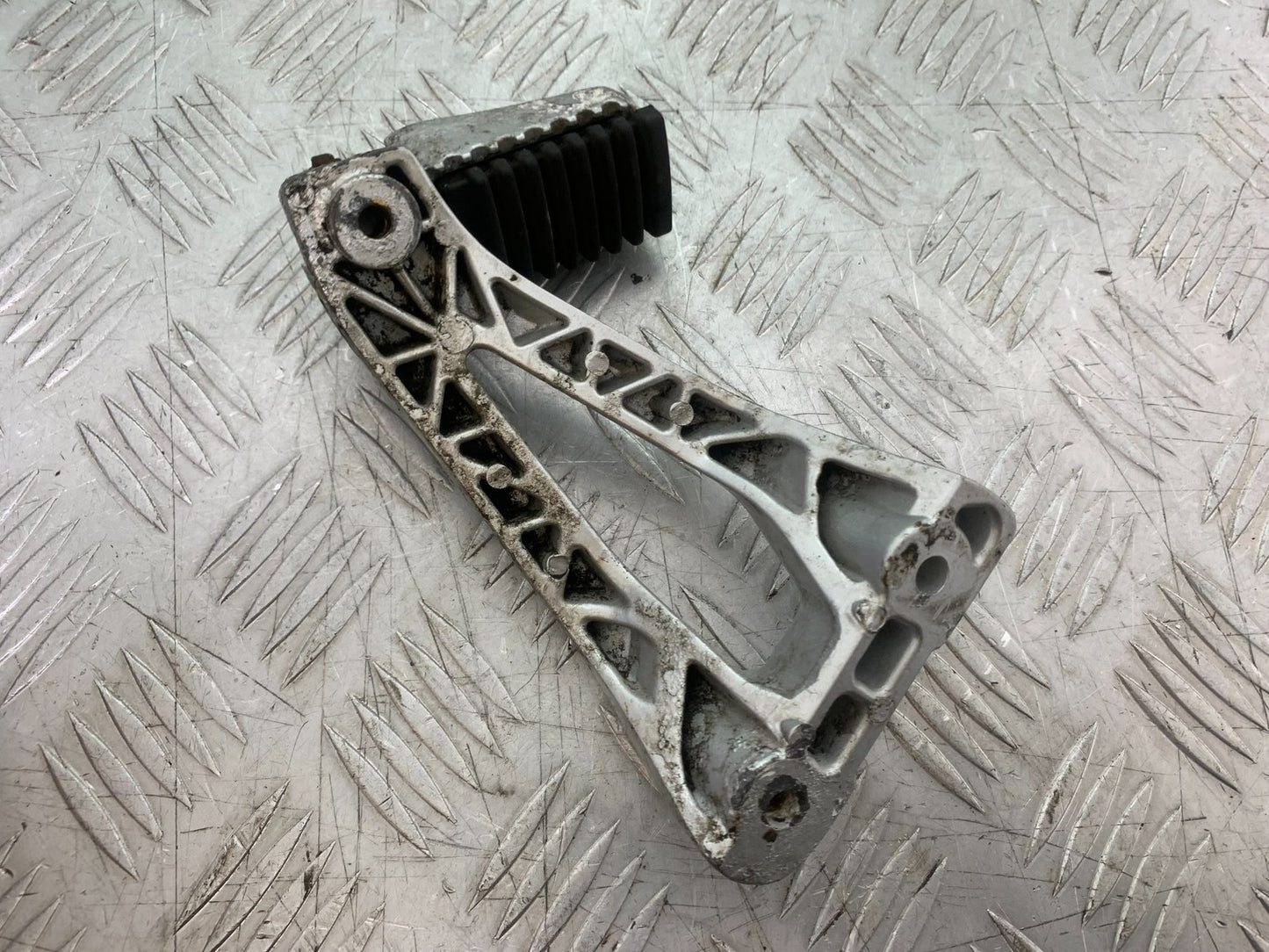 SINNIS TERRAIN 125 LEFT REAR HANGER AND PEG YEAR 2017-2020 (CMB1241)