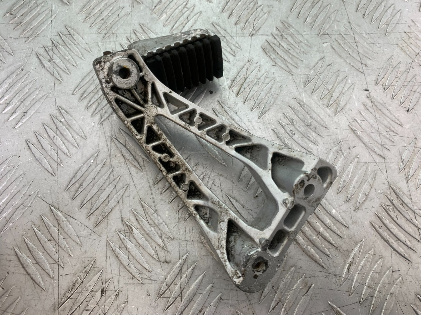 SINNIS TERRAIN 125 LEFT REAR HANGER AND PEG YEAR 2017-2020 (CMB1241)