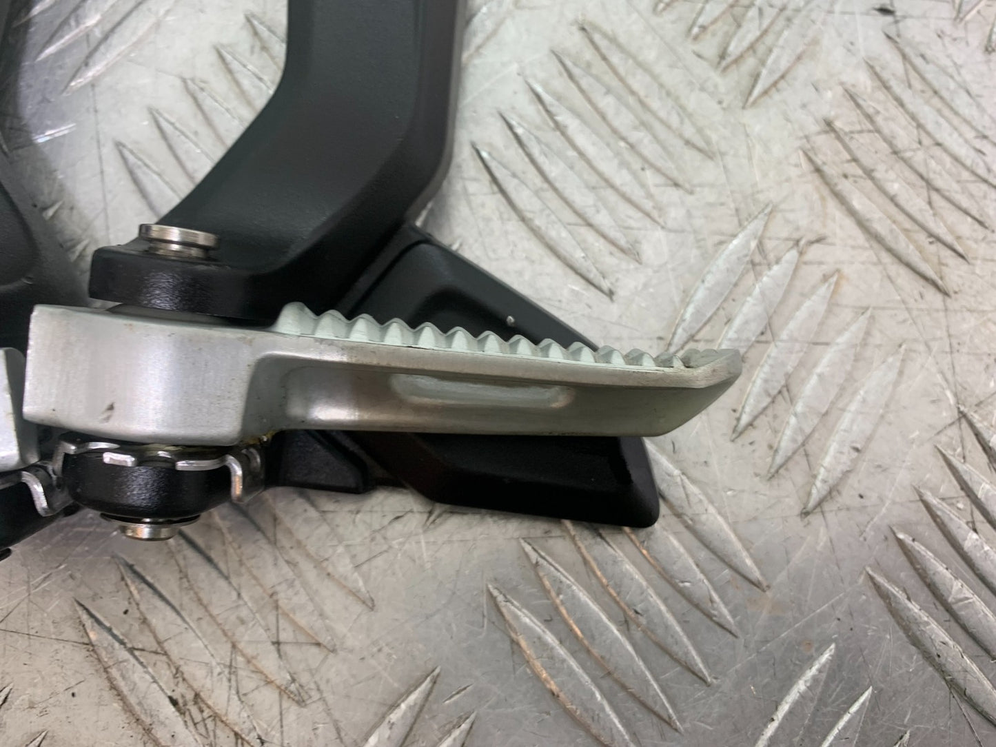 TRIUMPH TRIDENT 660 REAR HANGER SAND PEGS   YEAR 2021-2024 (CMB1295)