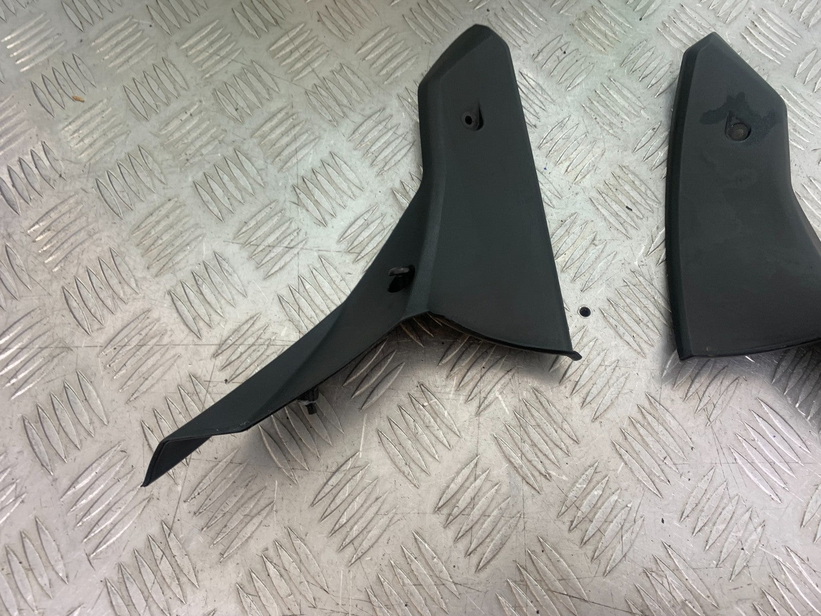 TRIUMPH 1050 SPRINT ST LEFT & RIGHT INNER TOP INFILLS   YEAR 2004-2007 (CMB1197)