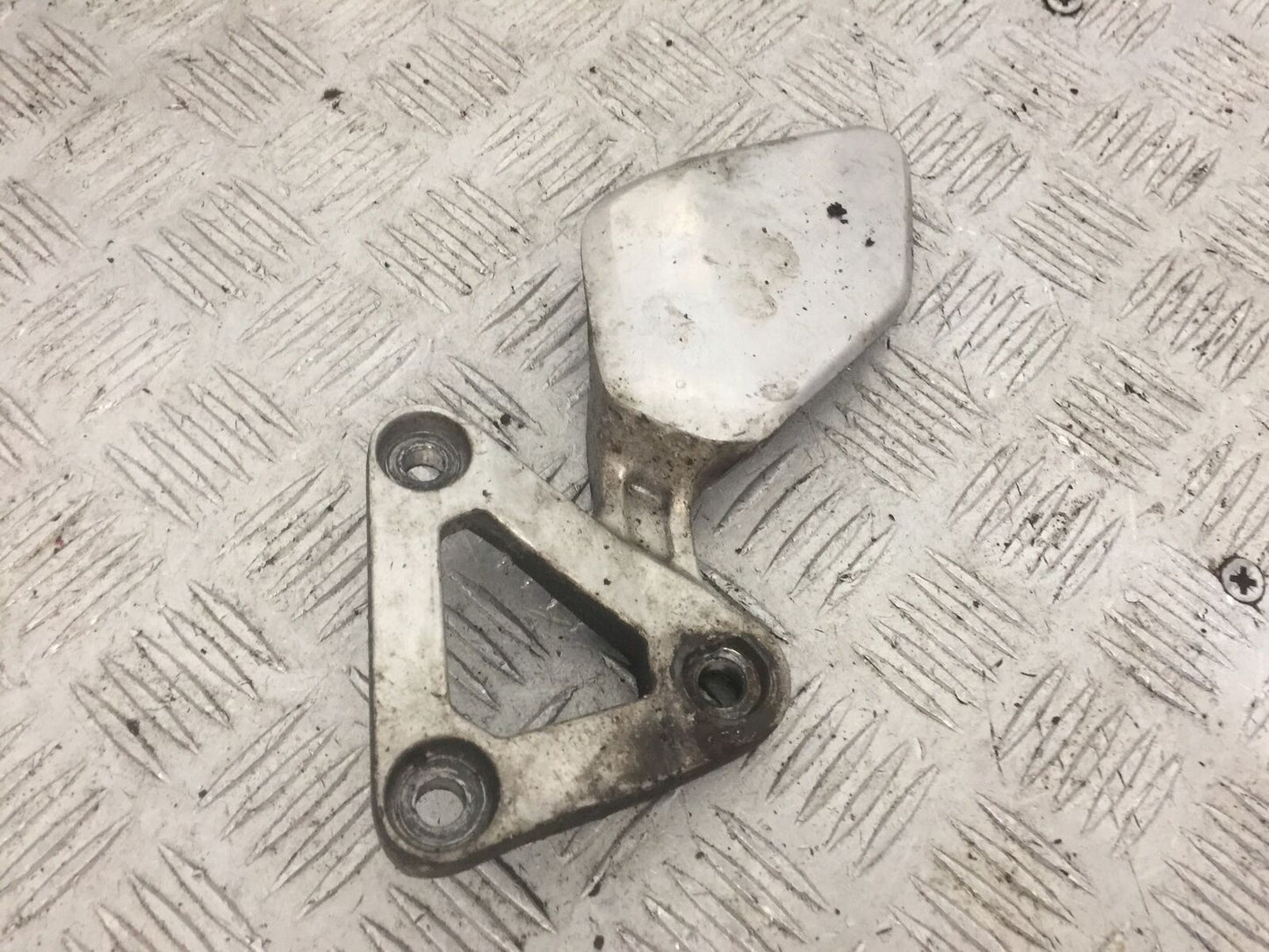 YAMAHA FZS600 FAZER 600 FRONT LEFT HANGER  YEAR 1998-2001 (STOCK 844)