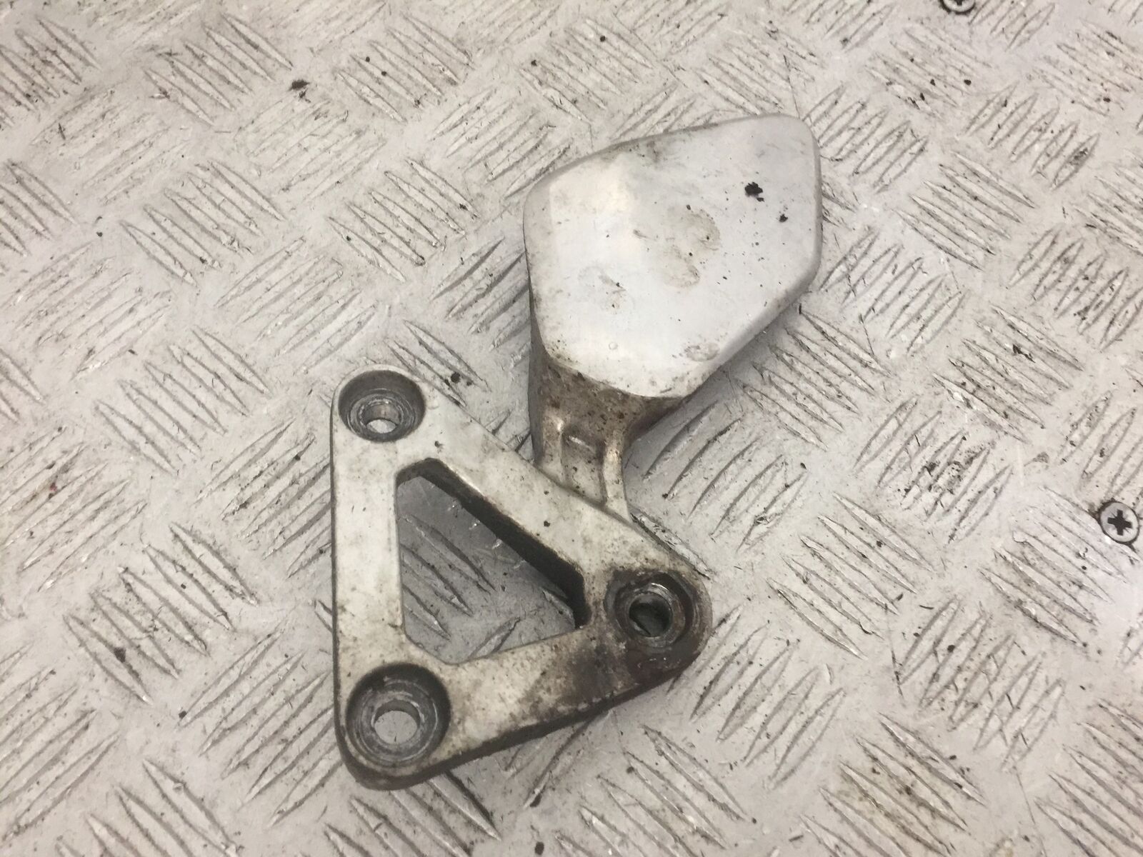 YAMAHA FZS600 FAZER 600 FRONT LEFT HANGER  YEAR 1998-2001 (STOCK 844)