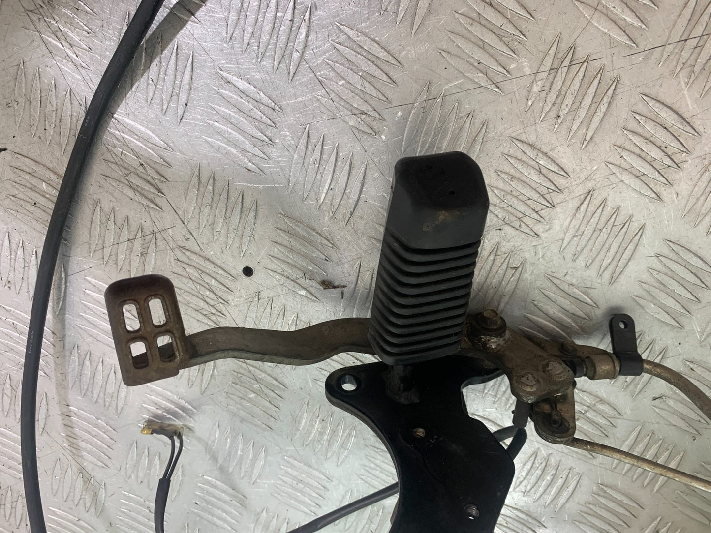 YAMAHA YS125 YS 125 RIGHT HANGER PEG AND PEDAL  YEAR 2017-2021 (CMB1321)
