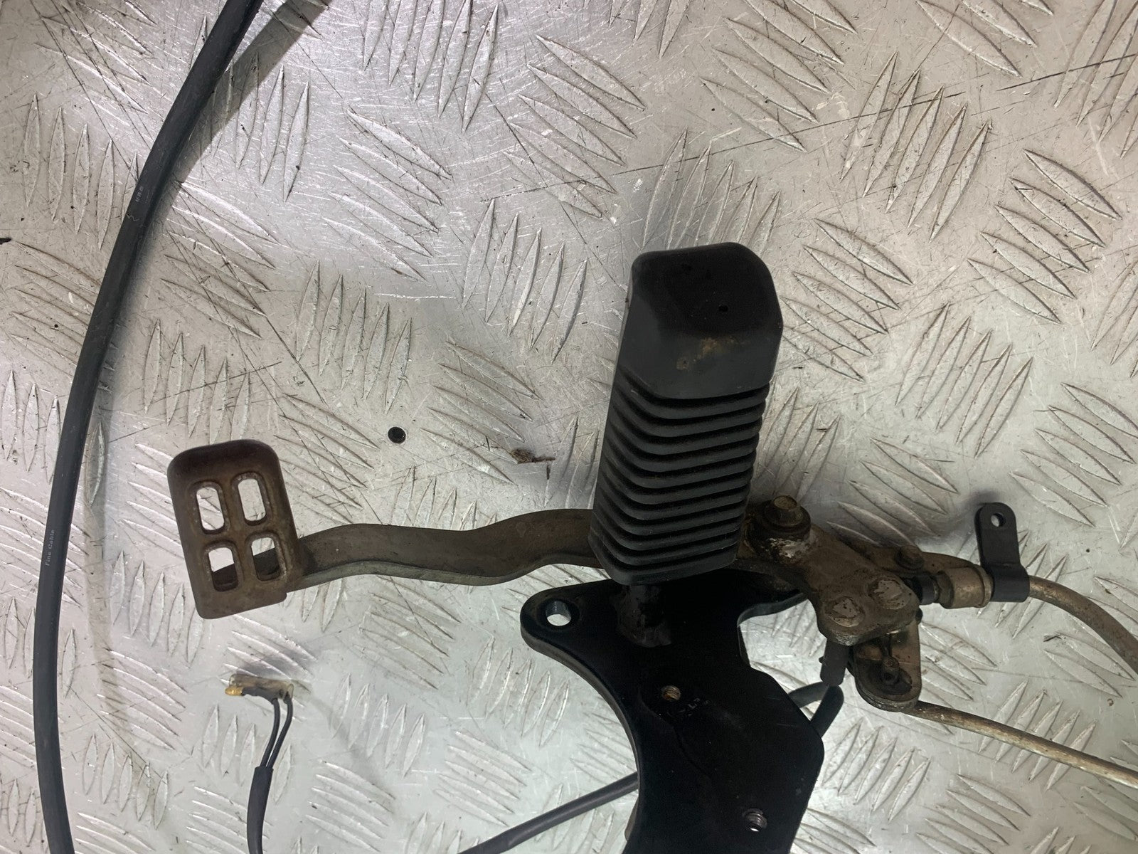 YAMAHA YS125 YS 125 RIGHT HANGER PEG AND PEDAL  YEAR 2017-2021 (CMB1321)