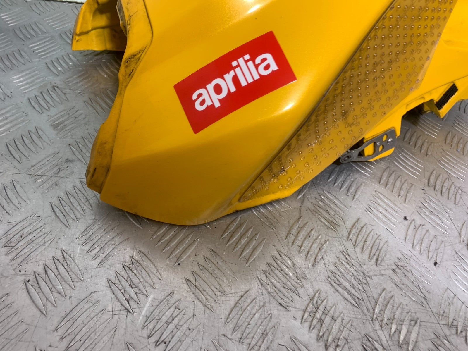 APRILIA TUONO 1000 V4R PETROL TANK   YEAR 2011-13  (CMB1331)
