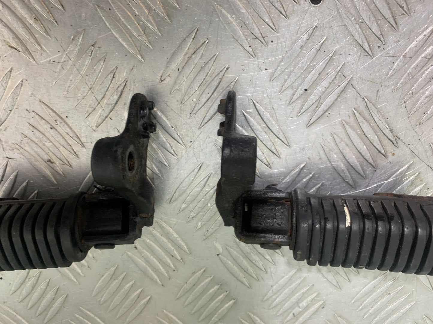 HONDA GL500 GL 500 SILVERWING FRONT PEGS   YEAR 1981-82 (CMB1168)
