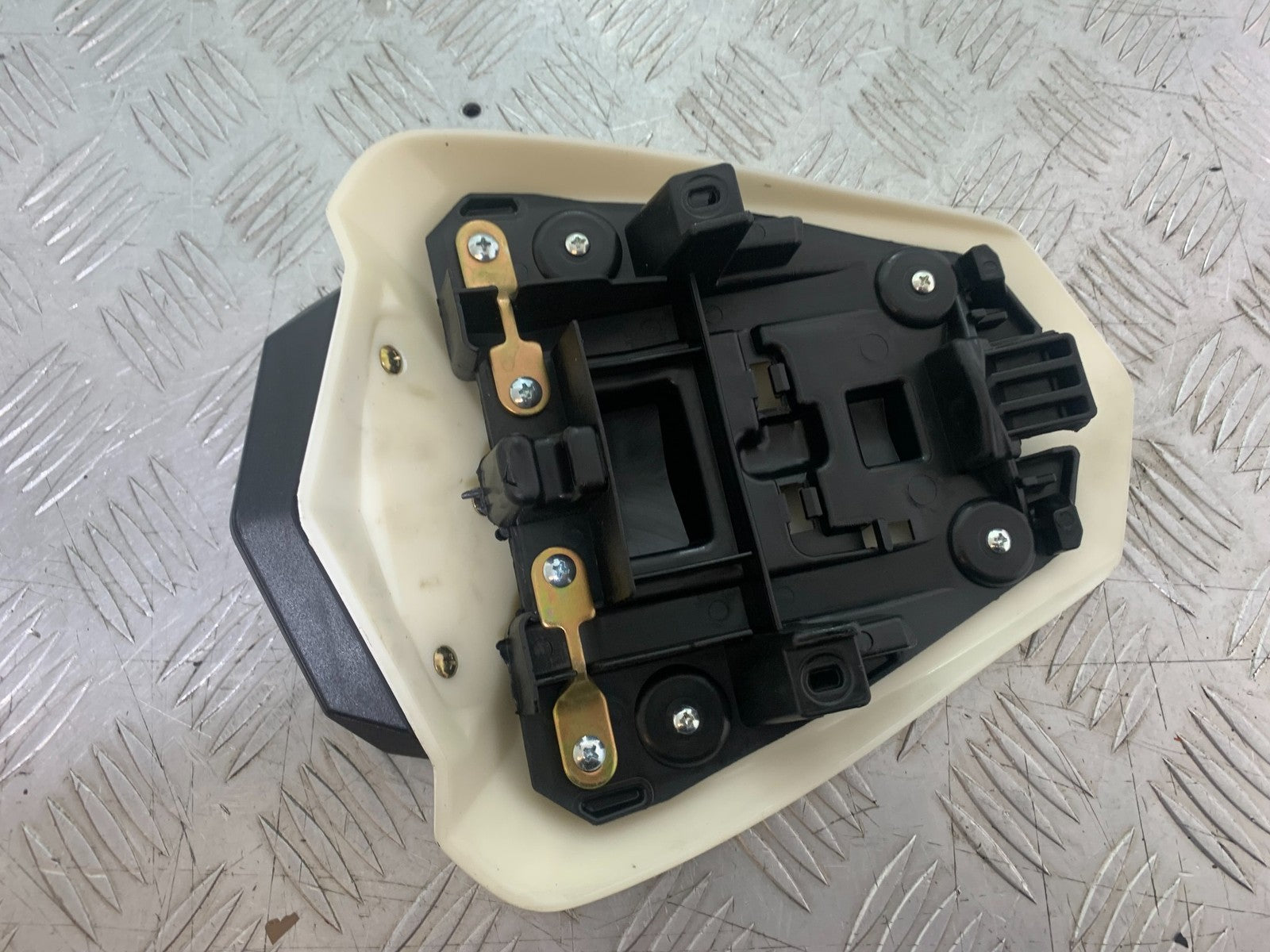 YAMAHA YZF R1 14 B BIG BANG REAR SEAT COWL   2009-14 (CMB1175)