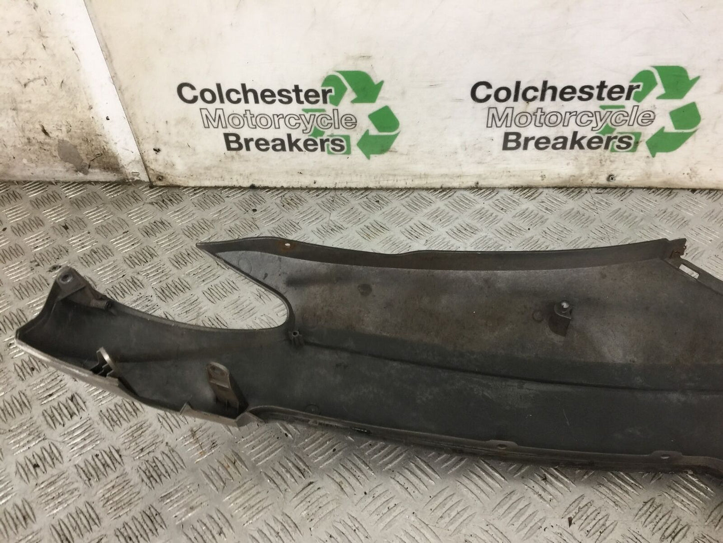 SUZUKI AN 250 BURGMAN RIGHT SEAT PANEL YEAR 1999  (STOCK 881)