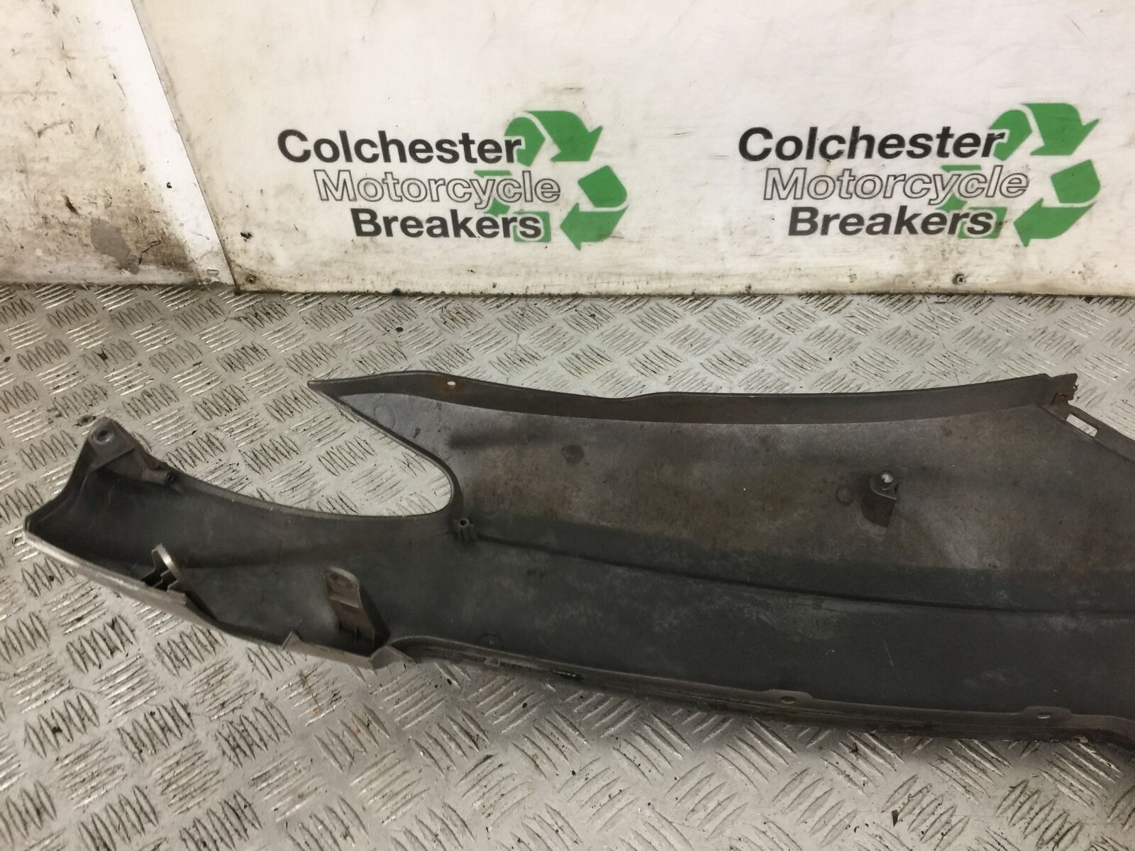 SUZUKI AN 250 BURGMAN RIGHT SEAT PANEL YEAR 1999  (STOCK 881)