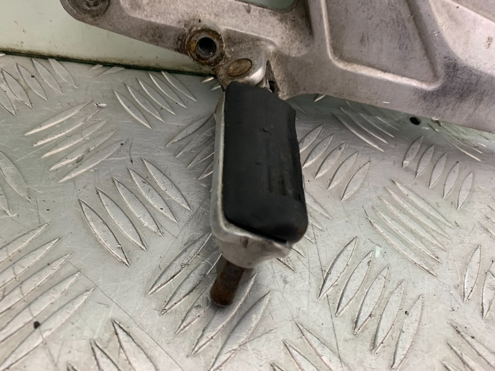 HONDA CB600 CB 600 HORNET LEFT HANGER  YEAR 1998-2002 (CMB1297)