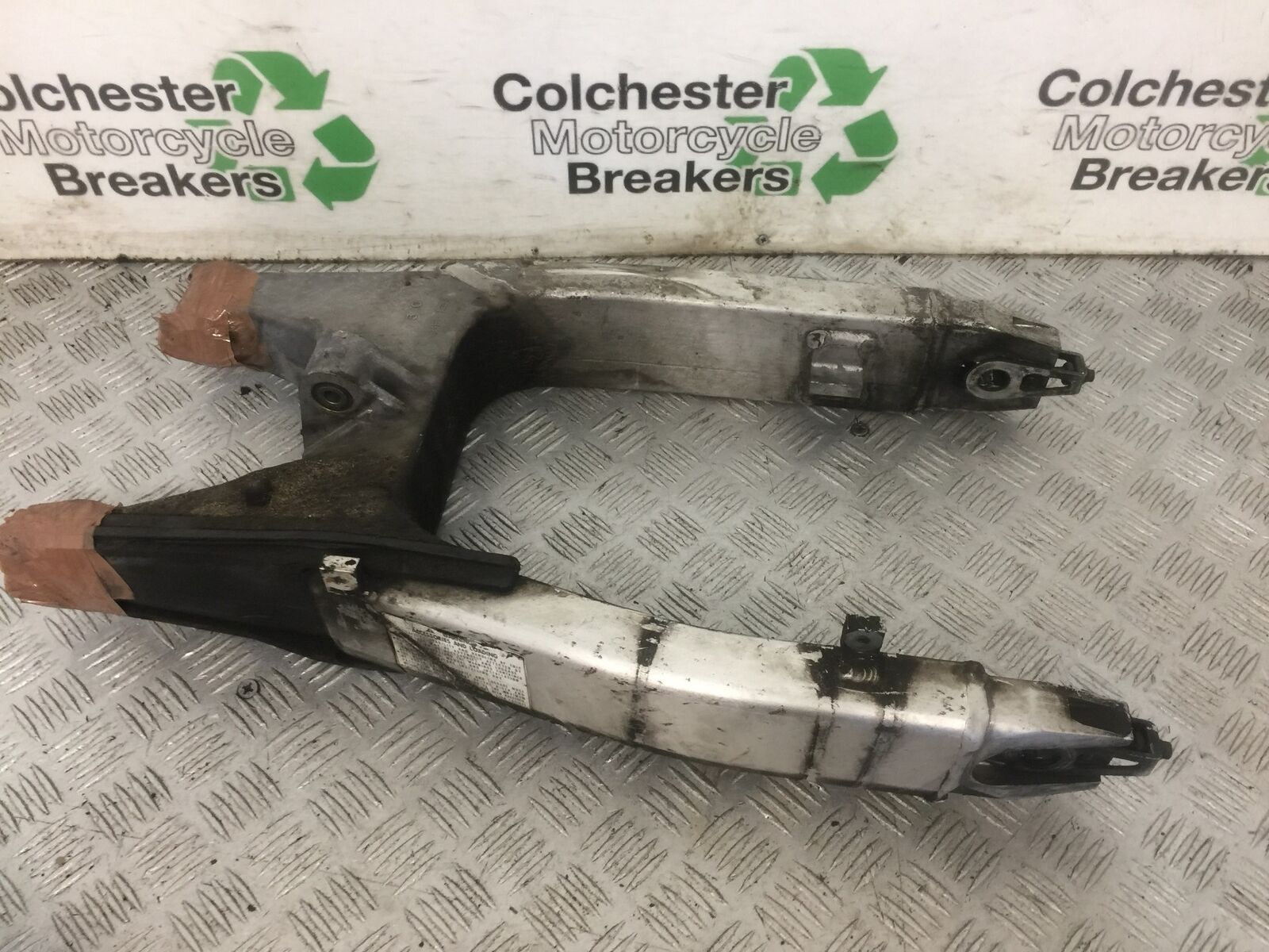 HONDA CBR600 CBR 600 F4I SWINGARM   YEAR 2002  (STOCK 867)