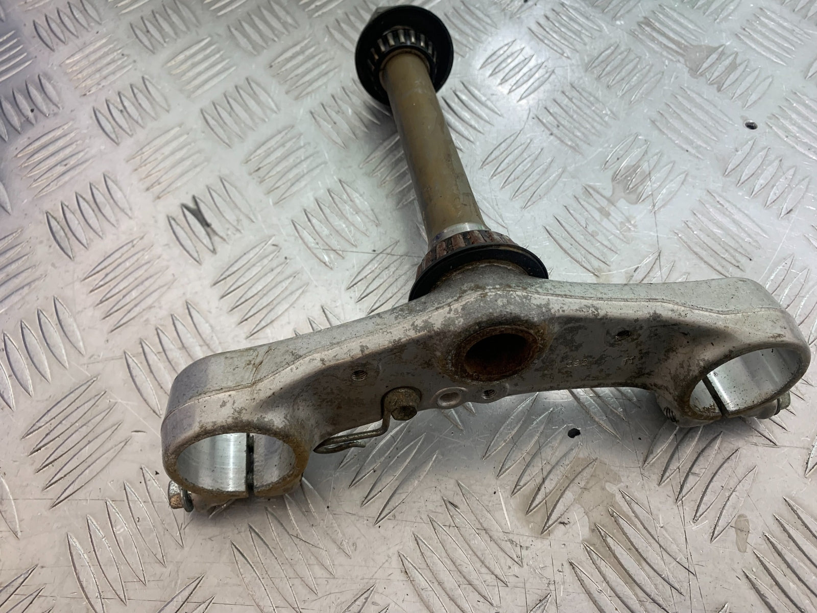 SUZUKI GSF1200  GSF 1200 BANDIT BOTTOM YOKE  YEAR 1997-2000 (CMB1149)