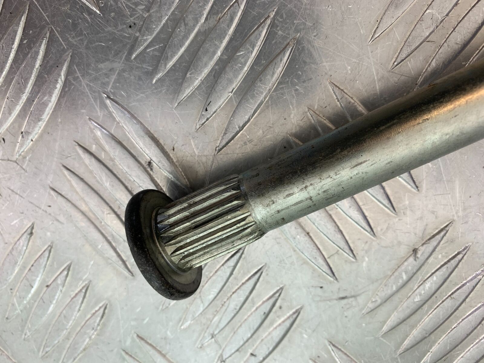 HONDA NTV 650 REVERE REAR WHEEL SPINDLE YEAR 1988-1996  (CMB1025))