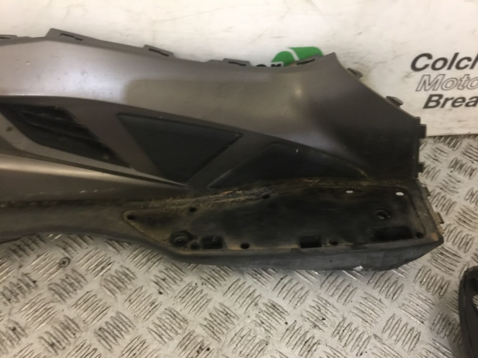 KAWASAKI J300 J 300 RIGHT FOOTBOARD  YEAR 2015 (STOCK 711)