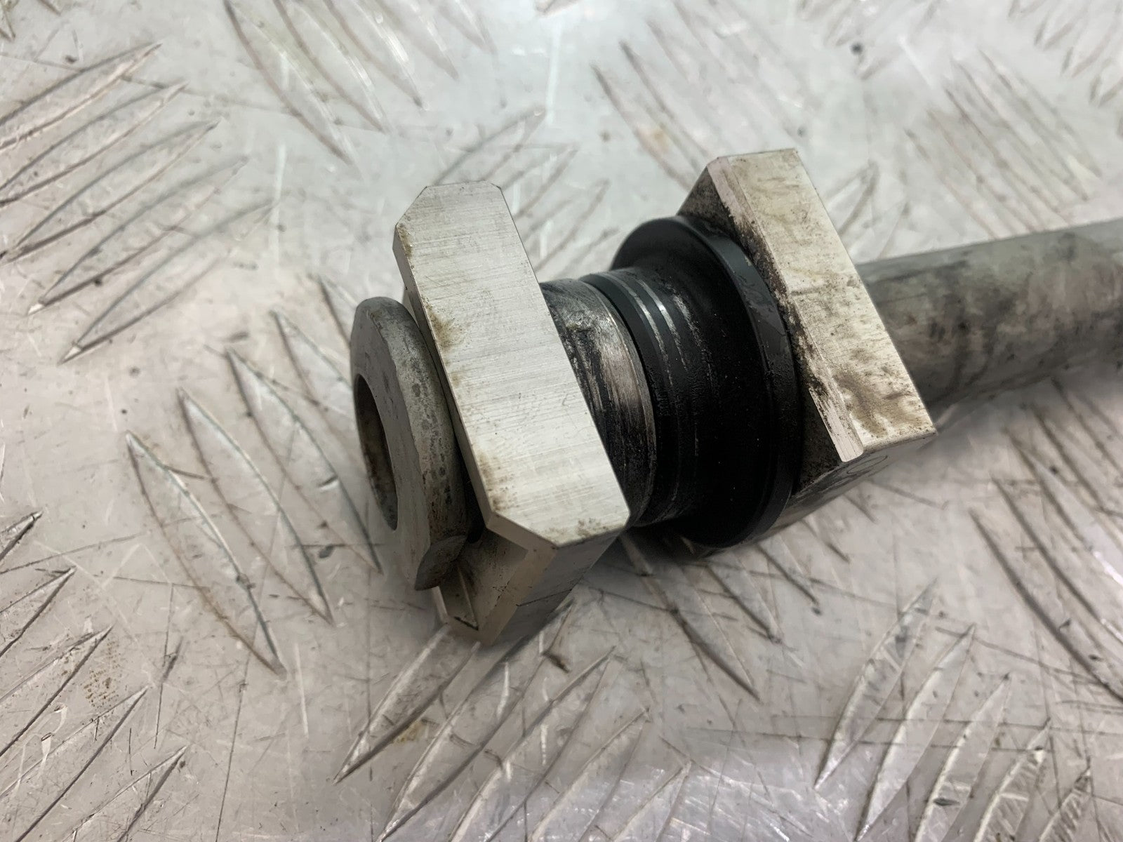 HONDA CBR1000 rr FIREBLADE REAR WHEEL SPINDLE  YEAR 2012-2016 (CMB1198)