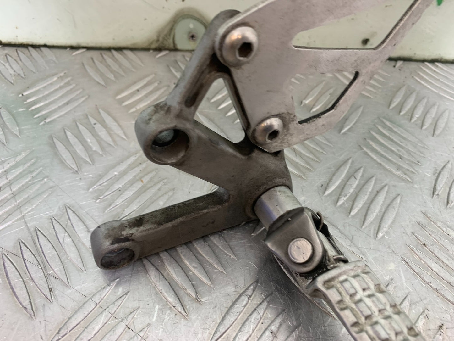 TRIUMPH 955i DAYTONA FRONT LEFT HANGER AND PEG  YEAR 2002-2006 (CMB1229)