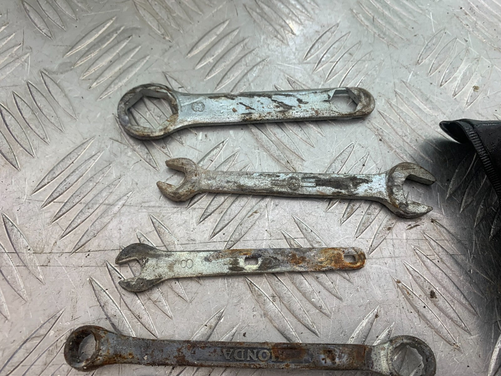 HONDA NT650 V DEAUVILLE TOOL KIT  YEAR 1999 (CMB1268)