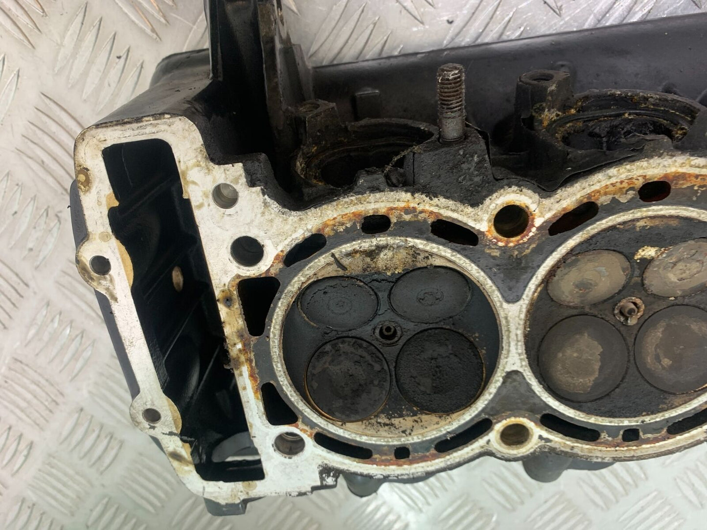 TRIUMPH 955i SPRINT ST CYLINDER HEAD  YEAR 1999-2004 (STOCK 735)