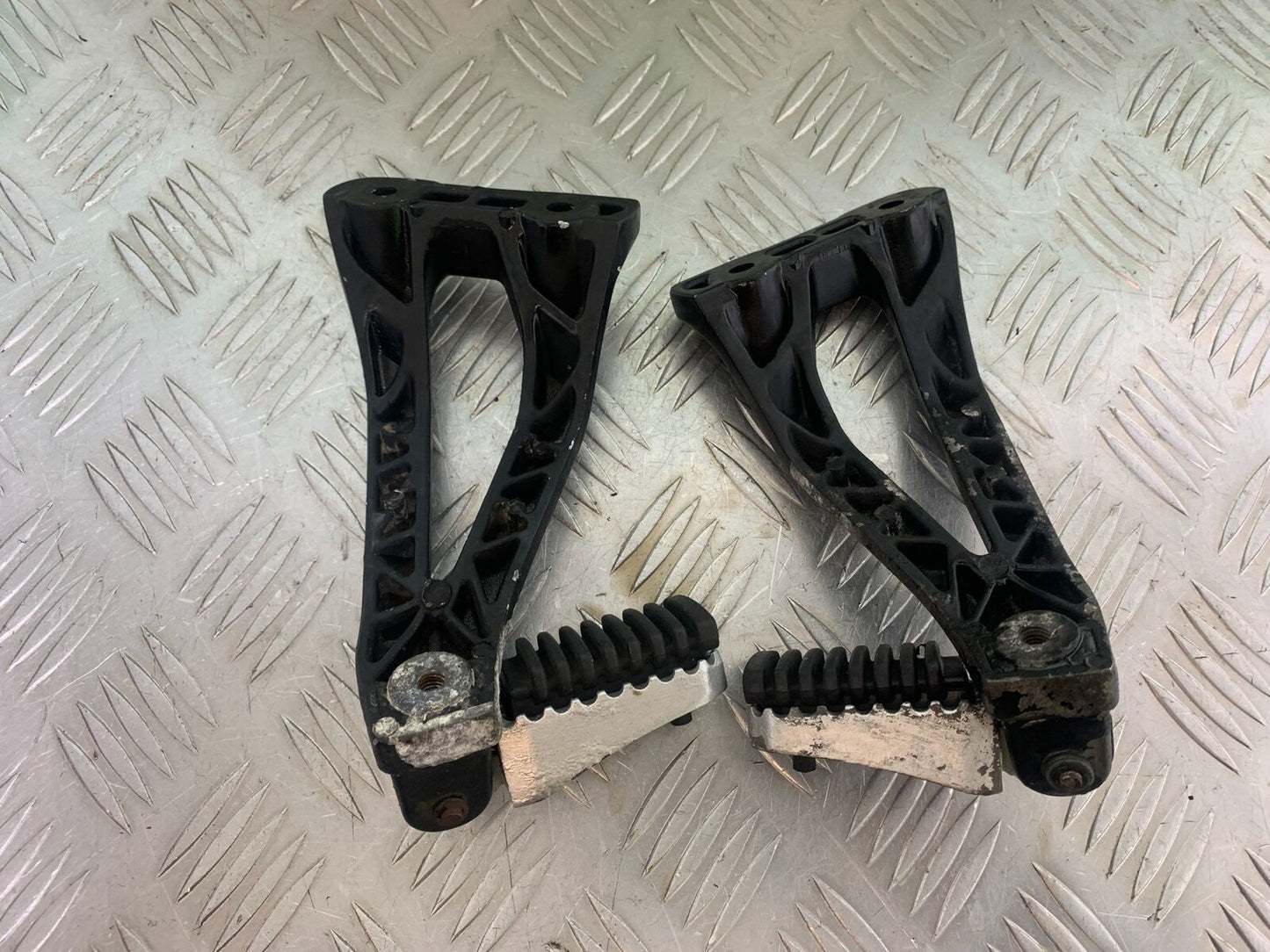 SINNIS TERRAIN 125 REAR HANGER AND PEGS  YEAR 2024 (CMB1072)