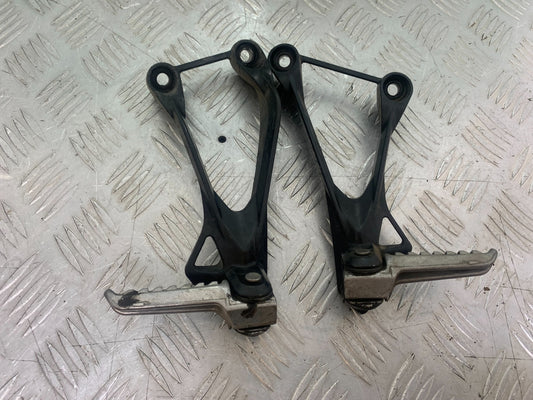 KAWASAKI ZX6R ZX6 R P7F P8F REAR HANGERS AND PEGS   YEAR 2007-08 (CMB1165)