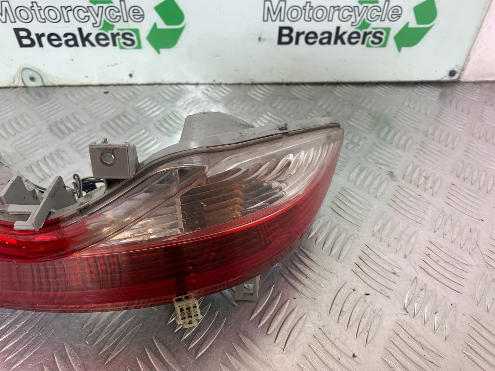 SUZUKI AN 200 UN 200 BURGMAN REAR LIGHT  YEAR 2007-09 (CMB1128)