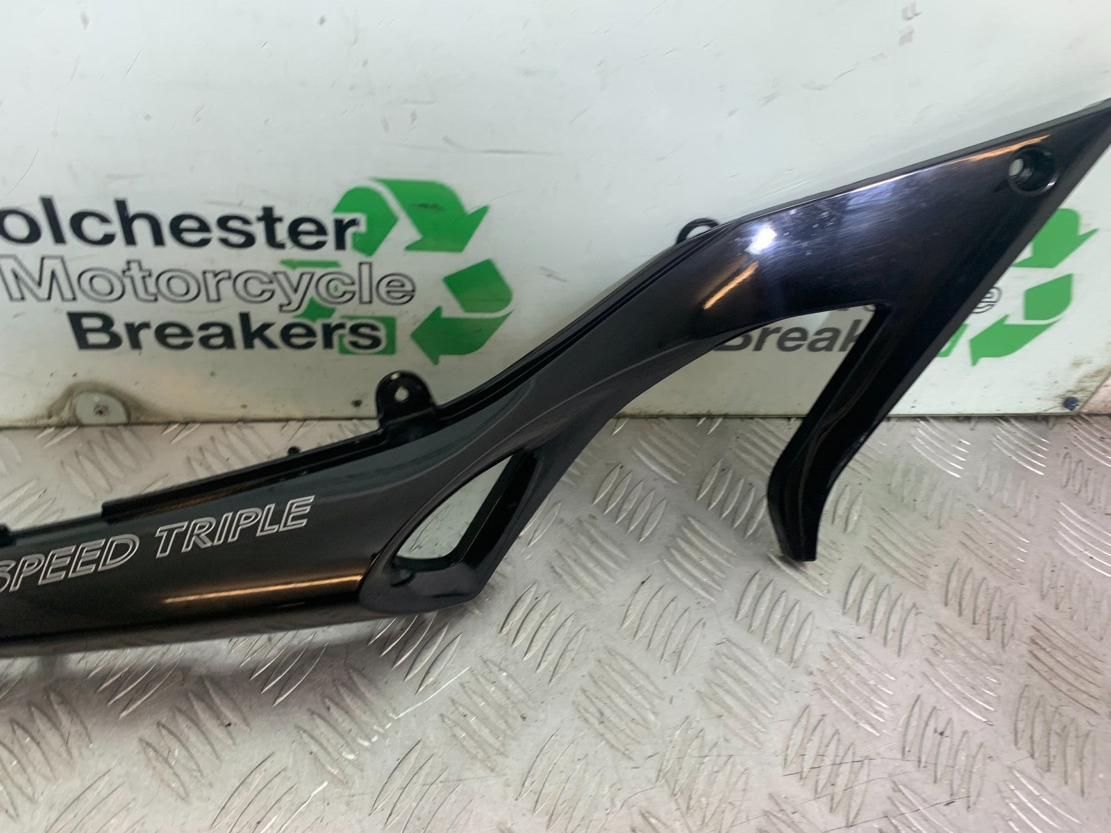 TRIUMPH 1050 SPEED TRIPLE RIGHT SEAT PANEL YEAR 2005-2007 (CMB1322)