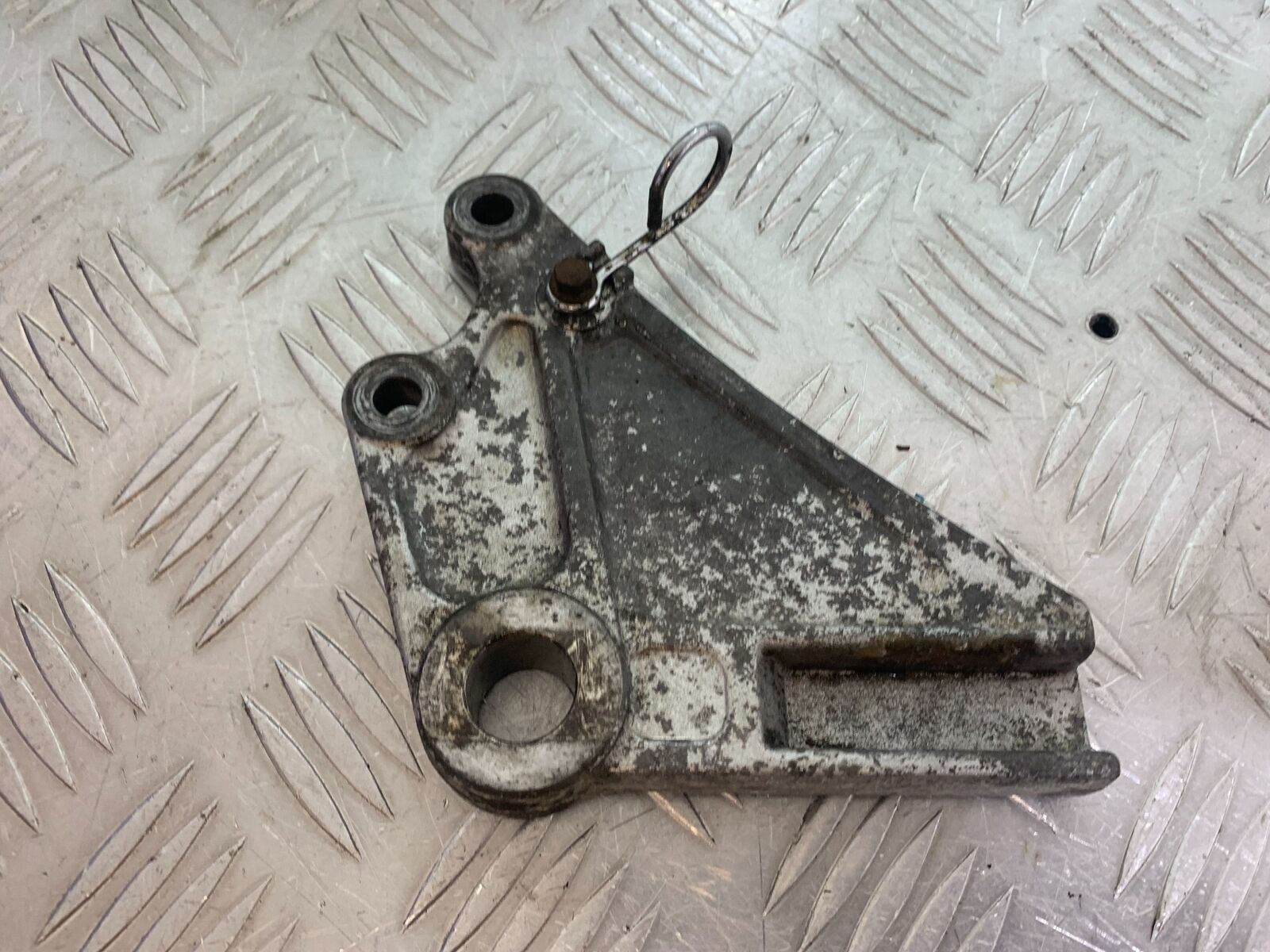 KAWASAKI Z750 ZR750 ZR-7S REAR CALIPER BRACKET   YEAR 1999-05 (CMB1135)