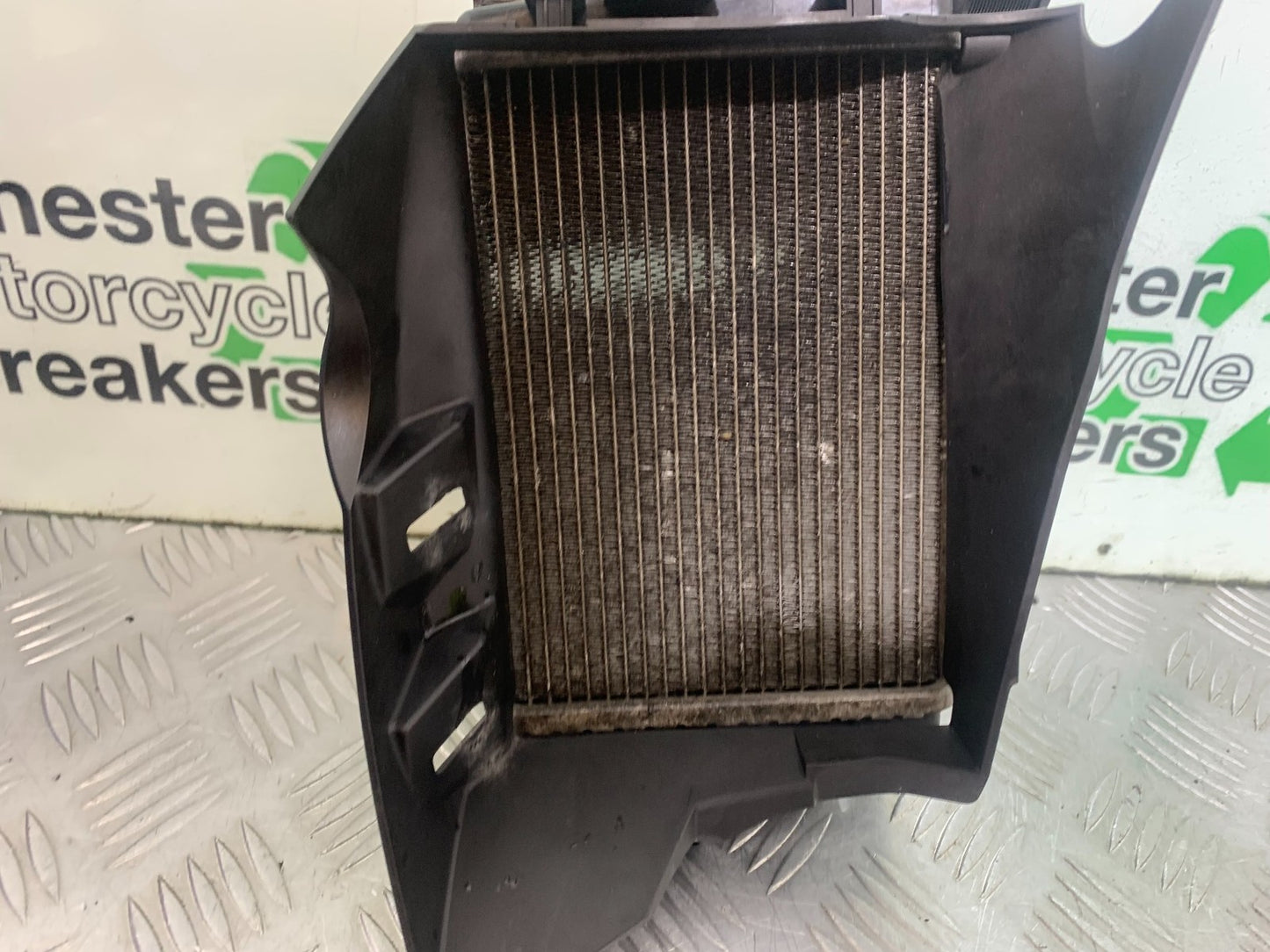 BMW R1200 R 1200 GS RIGHT RADIATOR YEAR 2013-2016 (CMB1257)