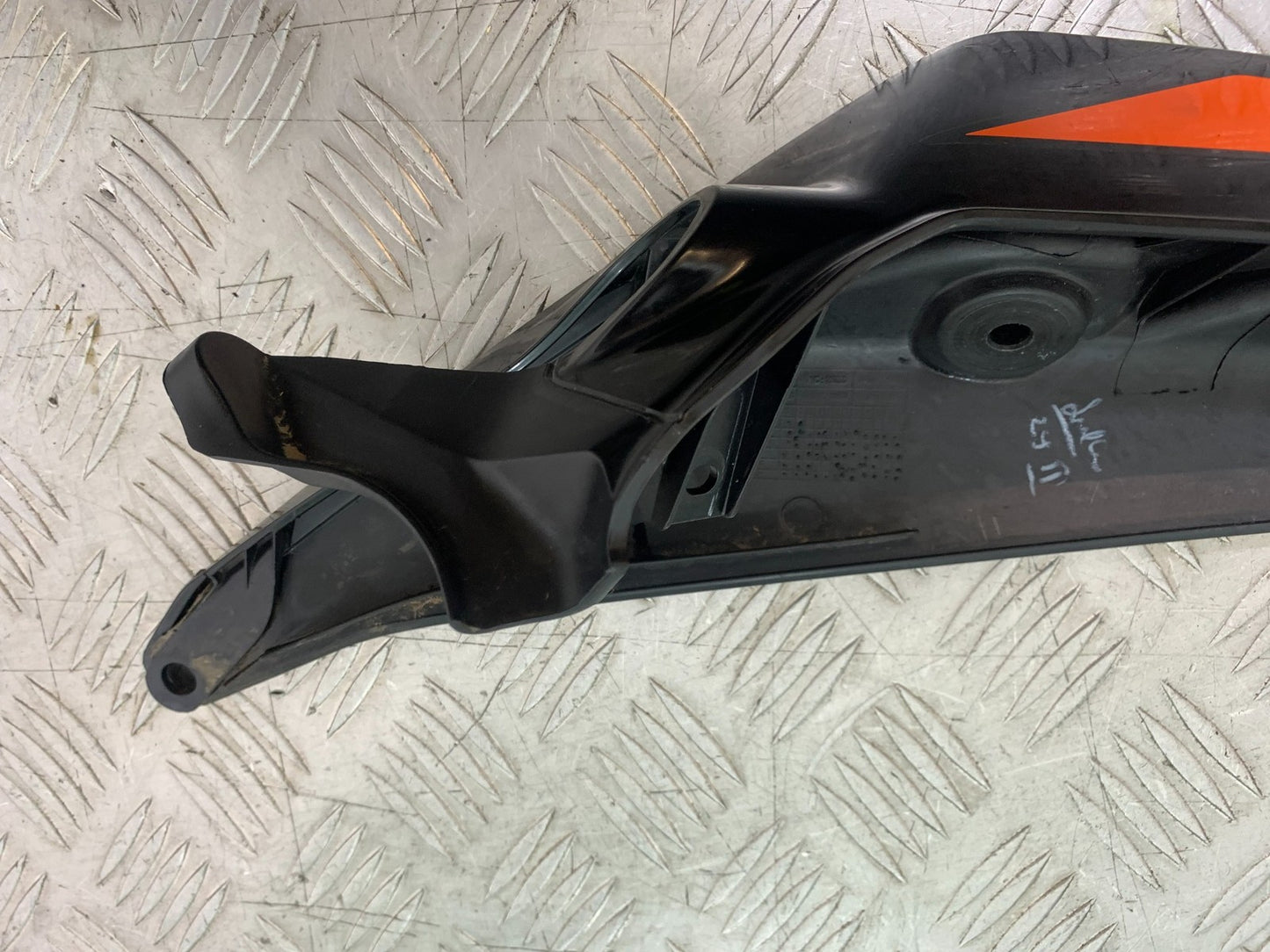 KTM 125 DUKE RIGHT SEAT PANEL   YEAR 2018-2023 (CMB1185)