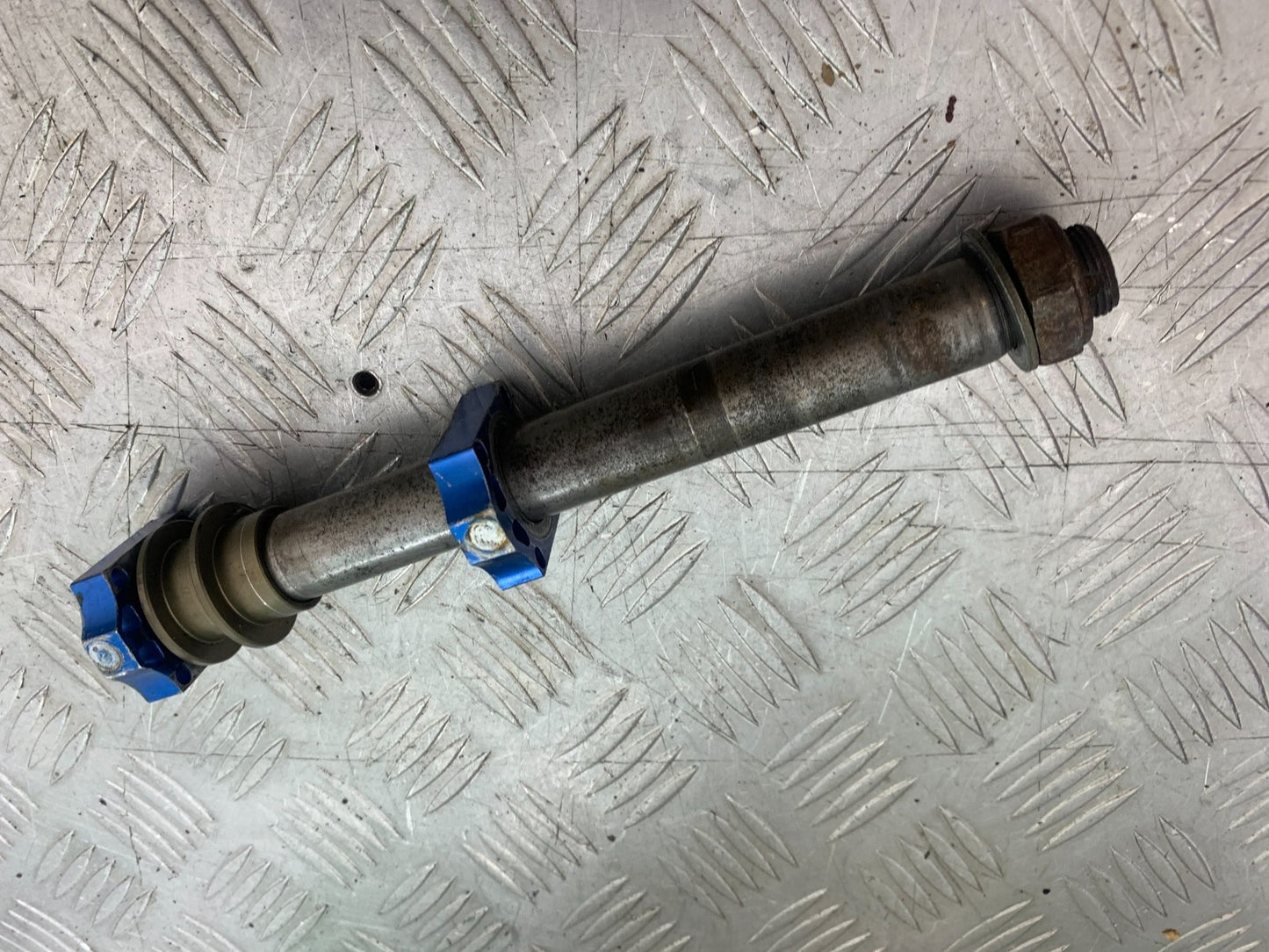 KAWASAKI KXF450 KXF 450 REAR WHEEL SPINDLE YEAR 2013 CMB1217)