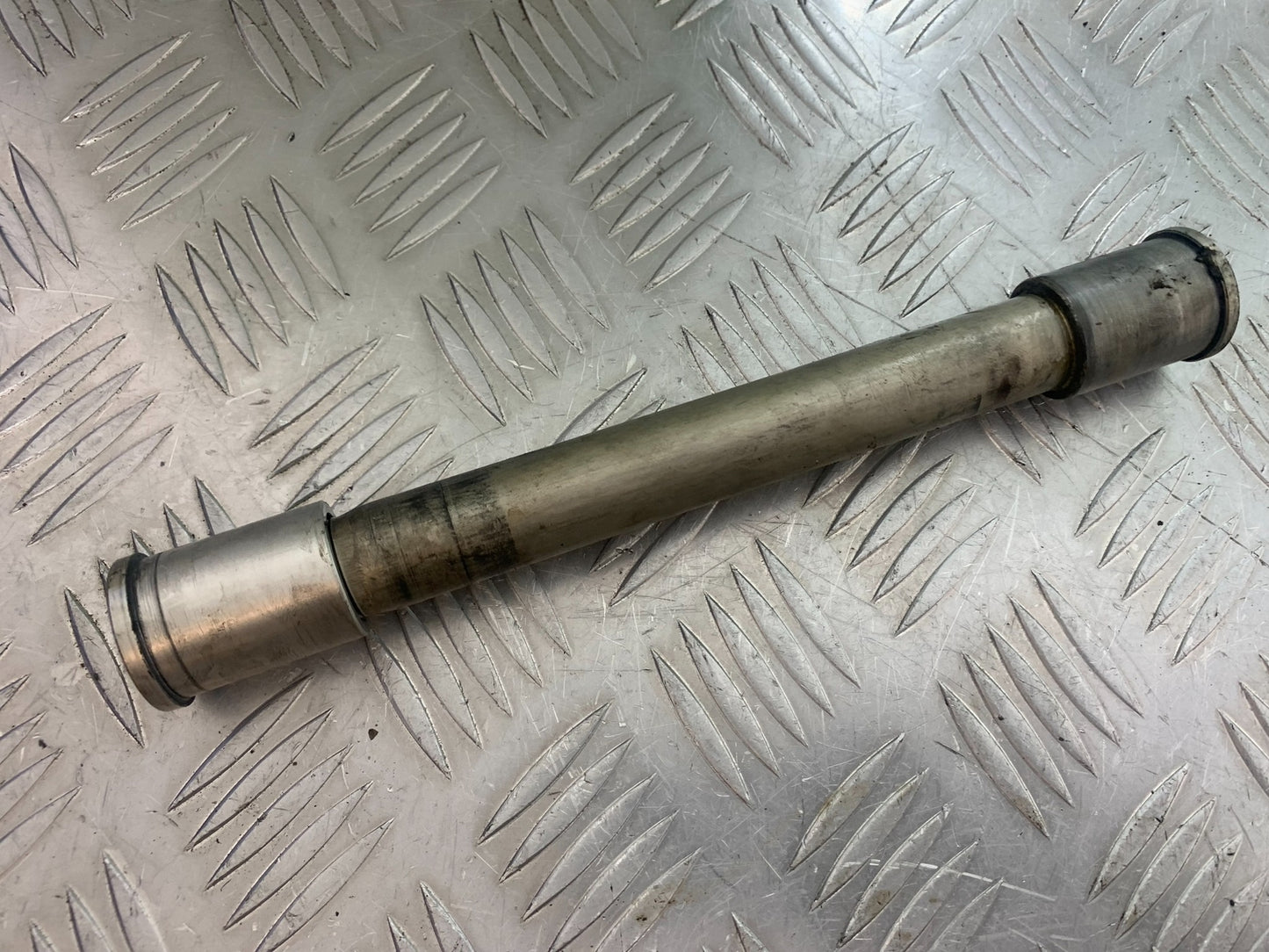 KAWASAKI ZX6R ZX6 R P7F P8F FRONT WHEEL SPINDLE   YEAR 2007-08 (CMB1165)