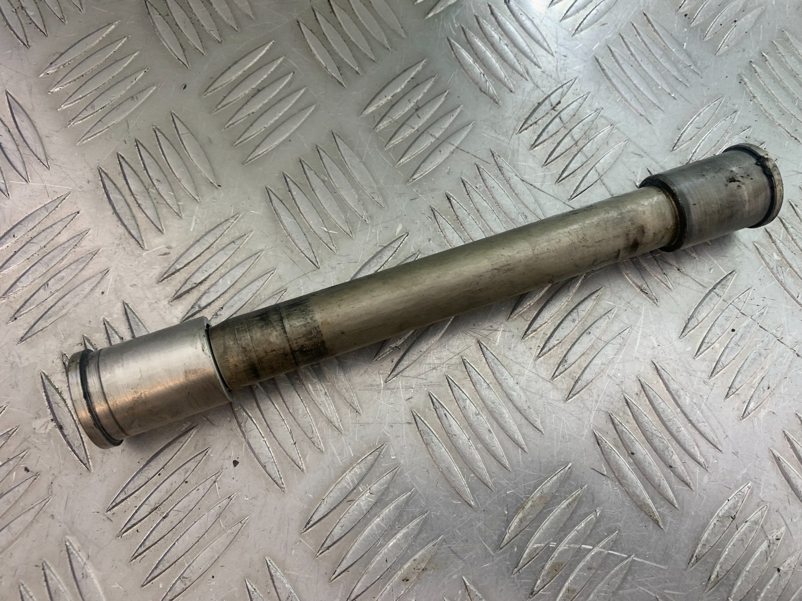 KAWASAKI ZX6R ZX6 R P7F P8F FRONT WHEEL SPINDLE   YEAR 2007-08 (CMB1165)