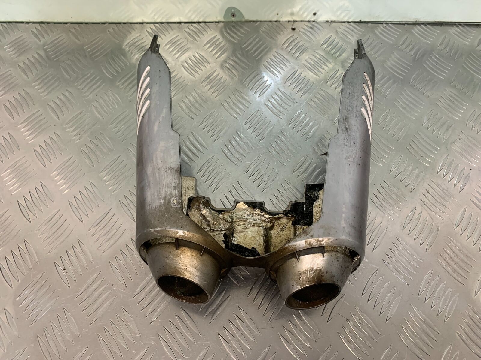 YAMAHA FZ6 FAZER SILENCER COVER  YEAR 2004-2007  (STOCK 955)
