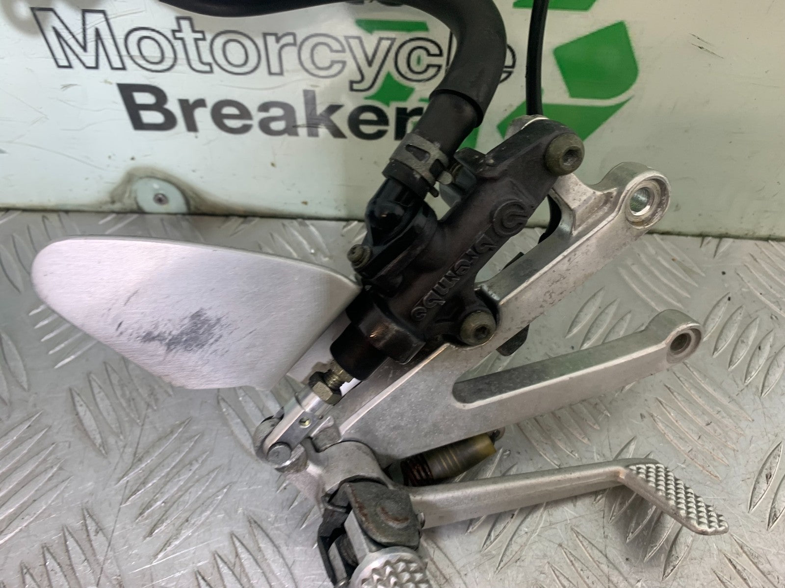 YAMAHA YZF R1 4XV FRONT RIGHT HANGER YEAR 1998-99 (CMB1291)