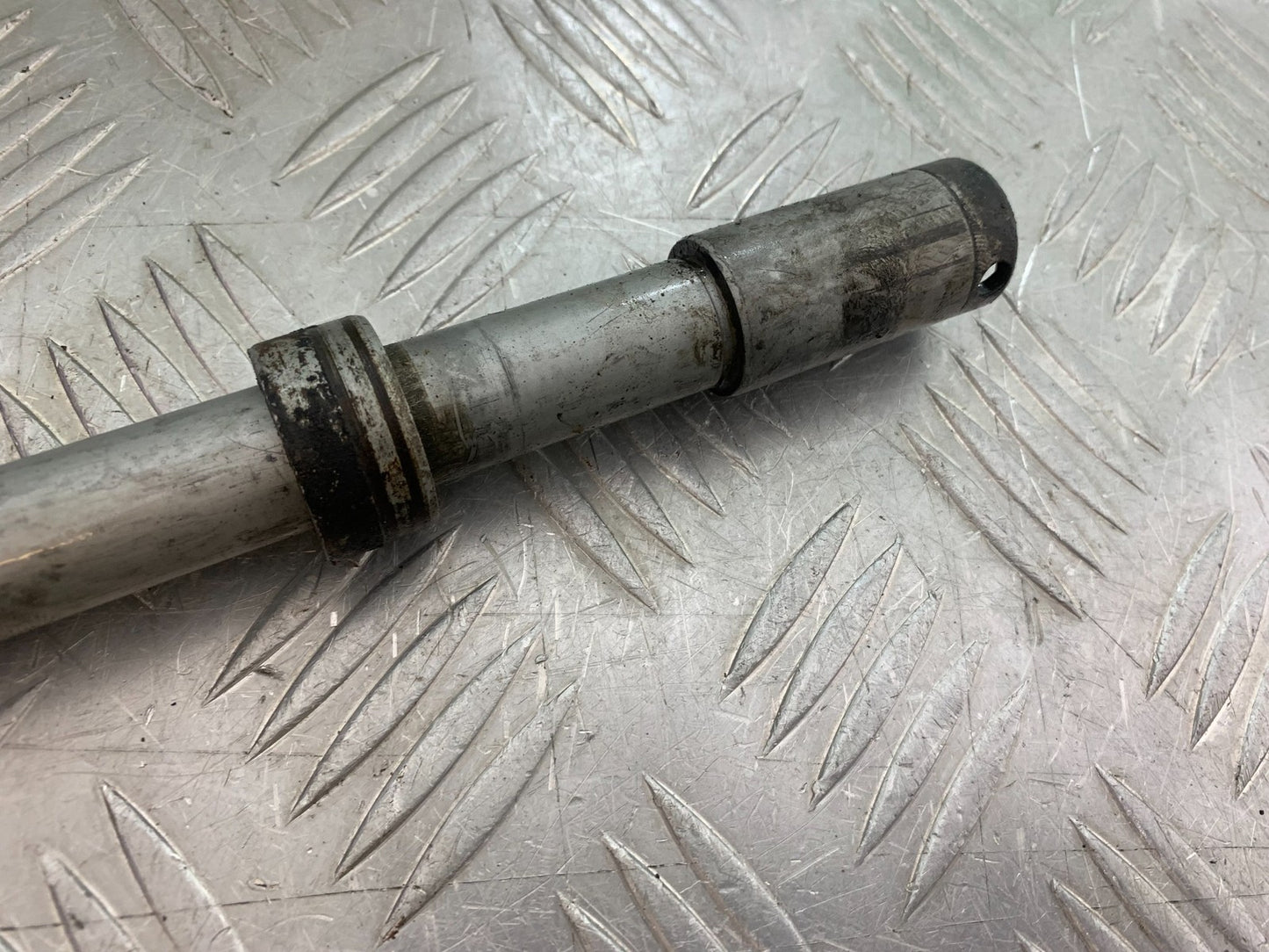 HONDA NT650 V DEAUVILLE FRONT WHEEL SPINDLE  YEAR 1999 (CMB1268)