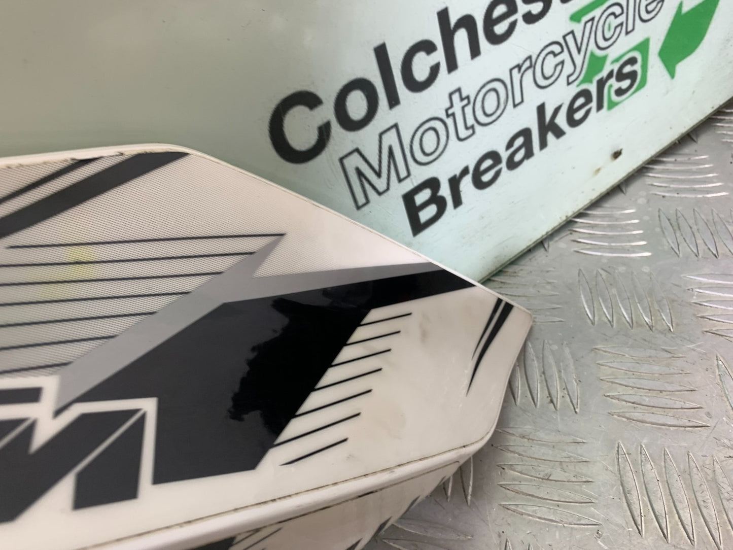 KTM 690 DUKE R LC4 RIGHT TANK PANEL YEAR 2012-2015  (CMB1180)