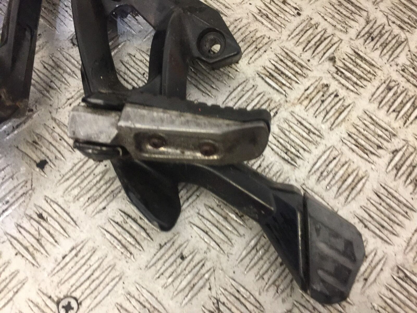 KAWASAKI GTR1400 GTR 1400 REAR HANGERS AND PEGS  YEAR 2010 (STOCK 716)