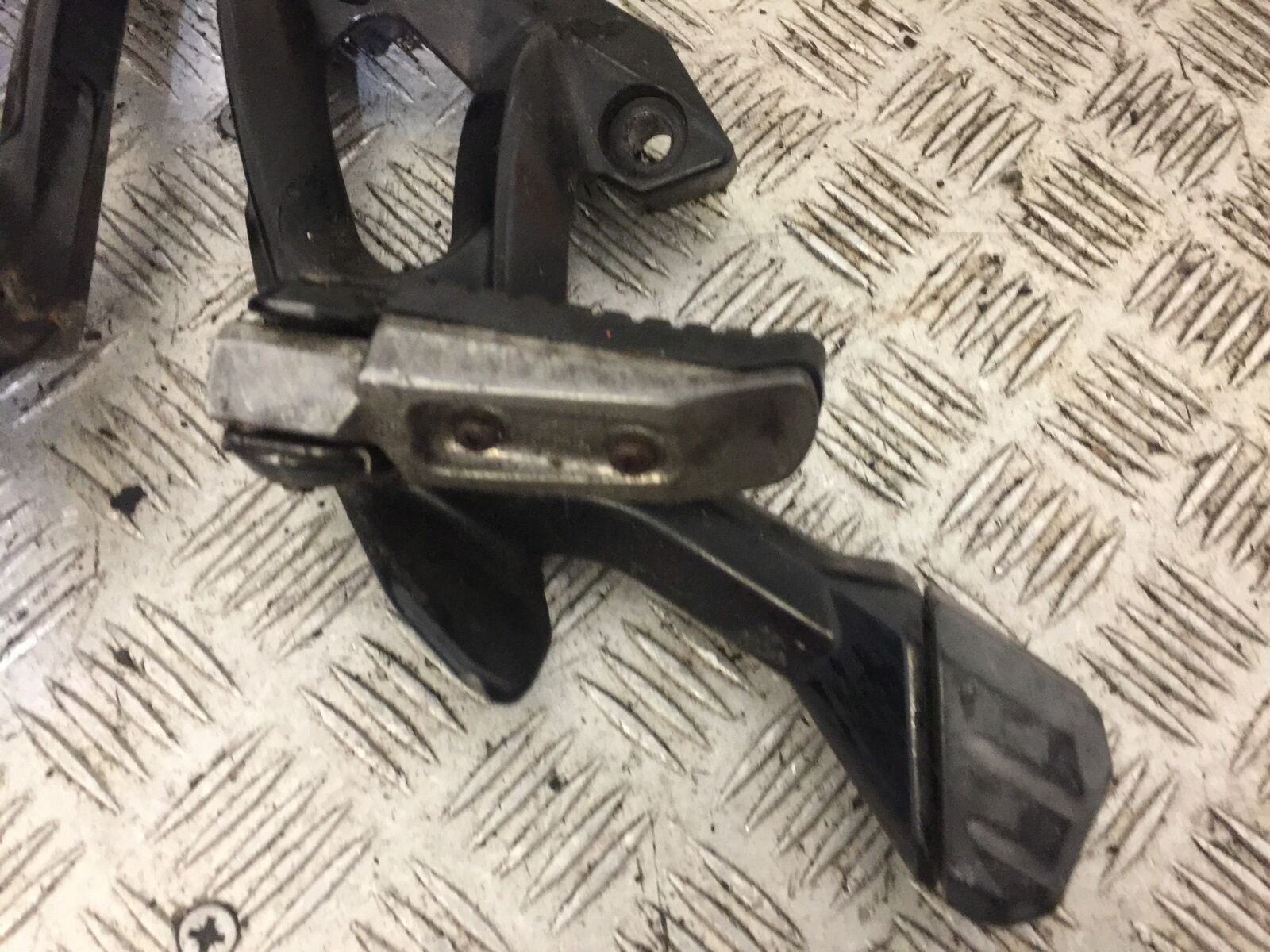 KAWASAKI GTR1400 GTR 1400 REAR HANGERS AND PEGS  YEAR 2010 (STOCK 716)